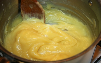 перемішуємо молоко з цукровою пудрою і крохмалем