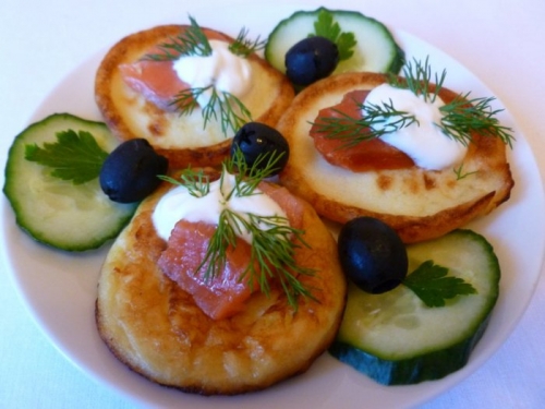 Подаємо картопляні млинці з рибкою