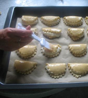 Викладаємо сочні на деко