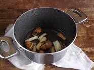 укладаємо в каструлю гриби