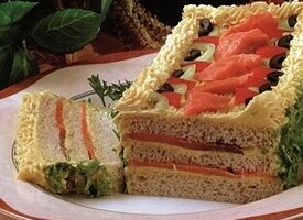 Бутербродний торт з копченим лососем