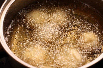 Смажимо курячі крокети у великій кількості олії