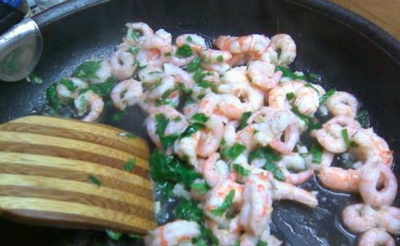 Обсмажуємо креветки