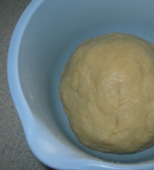 Замішане тісто для тортика