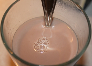 вливаємо в какао-концентрат молоко