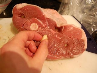 начиняємо баранячу ногу часником