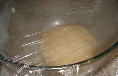 Накриваємо тісто харчовою плівкою