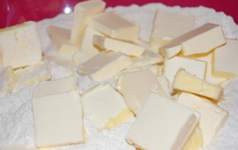 викладаємо інгредієнти для тесту в миску