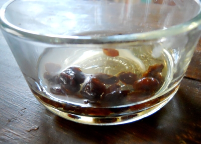 замочуємо родзинки