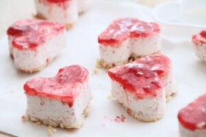 Кокосово-полуничне тістечко