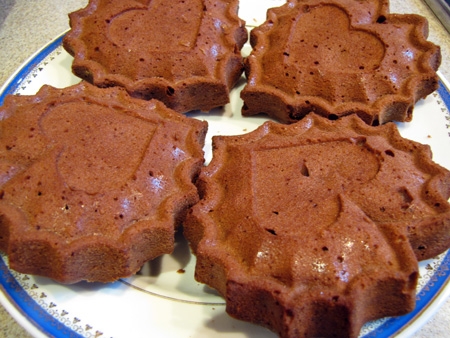 подаємо до столу готові шоколадні кекси