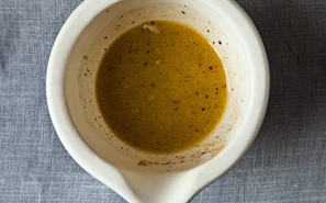 Салатна заправка з анчоусом