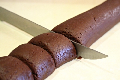 розрізаємо на частини ковбаску з тіста