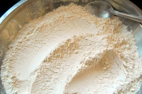 просіваємо сухі компоненти для тіста