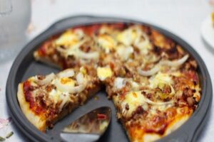 Піца з грибами, сиром та перепелиними яйцями