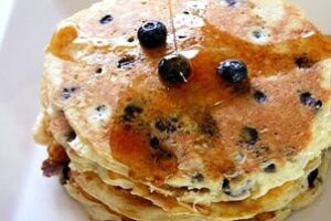 Оладки з чорницею і сиром