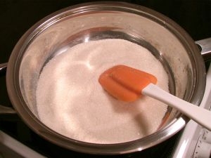 обсмажуємо цукор