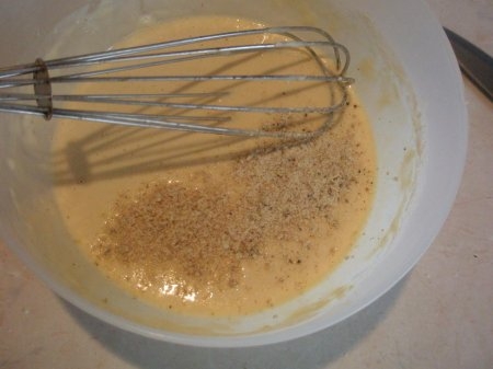 З допомогою міксера робимо кляр