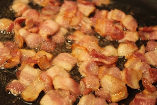 смажимо бекон до тих пір, поки жир не почне танути