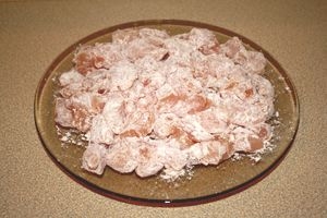 м'ясо обвалюють у борошні