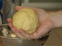 Змішуємо інгредієнти, що залишилися, і формуємо еластичне тісто