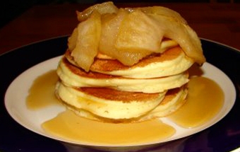 млинці з рікотти з карамелізованою грушею