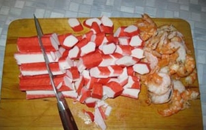 нарізаємо крабові палички