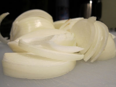 ріпчасту цибулю півкільцями