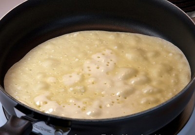 млинець на сковороді