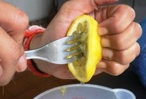 видавлюємо лимонний сік