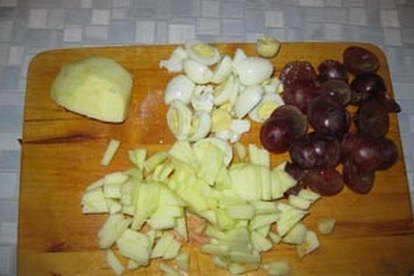 нарізаємо яблука і яйця