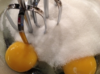 збиваємо жовтки з цукром