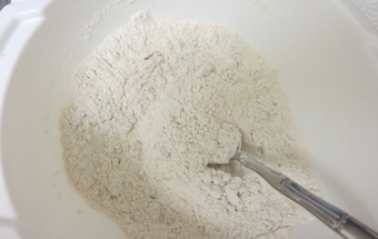 перемішуємо борошно з іншими сухими компонентами