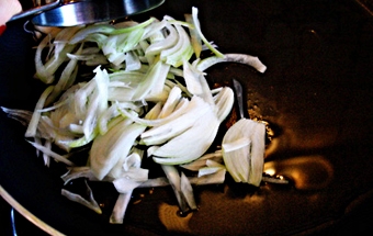 обсмажуємо цибулю