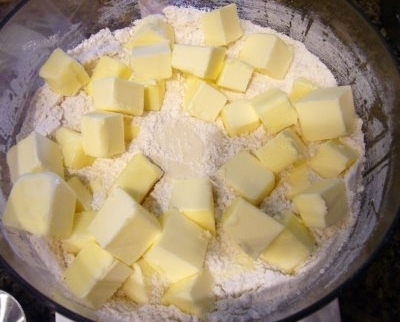 з'єднуємо борошно з маслом