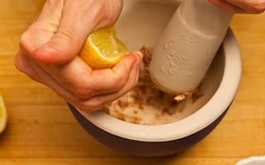 Вичавлюємо сік з лимона