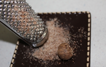 натираємо на тертку мускатний горіх