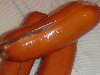 розрізаємо сардельки