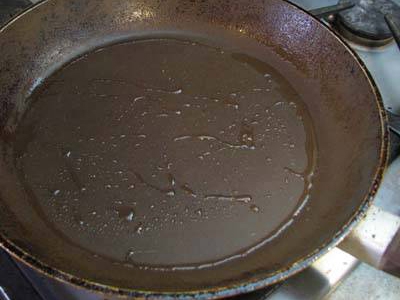 наливаємо рослинне масло в сковороду