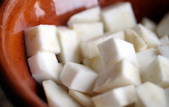 нарізаємо на шматочки корінь селери