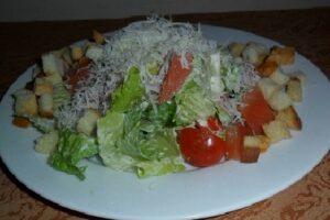 Салат "Цезар" з сьомгою