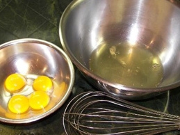 відокремлюємо жовток від білка