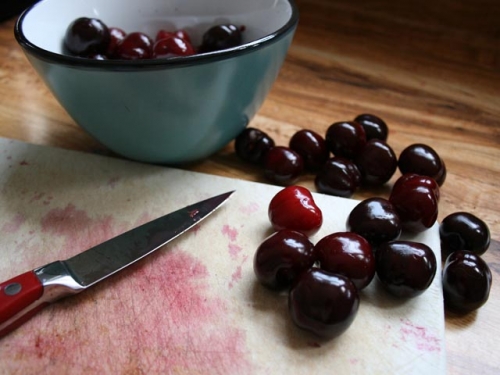 промиваємо вишню і виймаємо кісточки