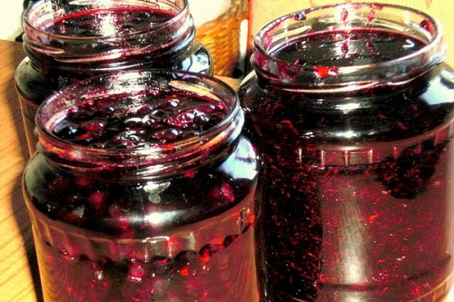 банки зі смородиною і сиропам