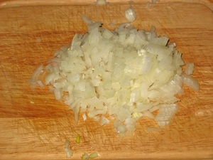Подрібнюємо цибулю