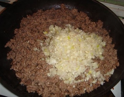 Обсмажуємо фарш з цибулею