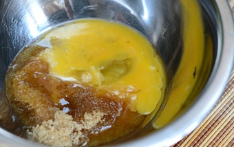 збиваємо яйця з цукром