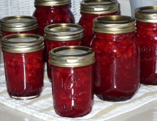 Консервація Брусниці з яблуками у власному соку
