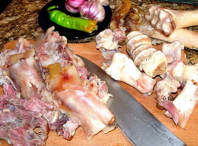 нарізаємо яловичі ноги і рубець