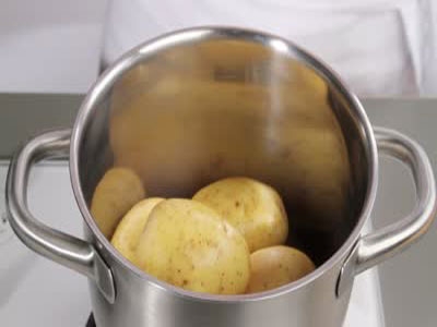 картопля в каструлі